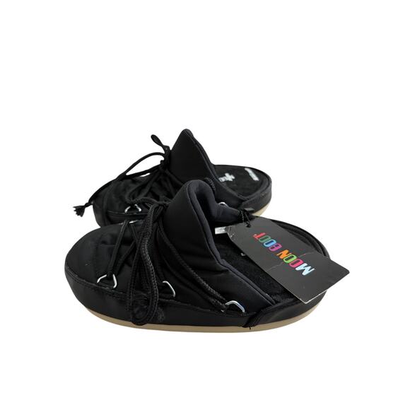 Moon Boot Black Nylon Mules EVX
CHF 140 Size 2.5 - Picture 4 of 8